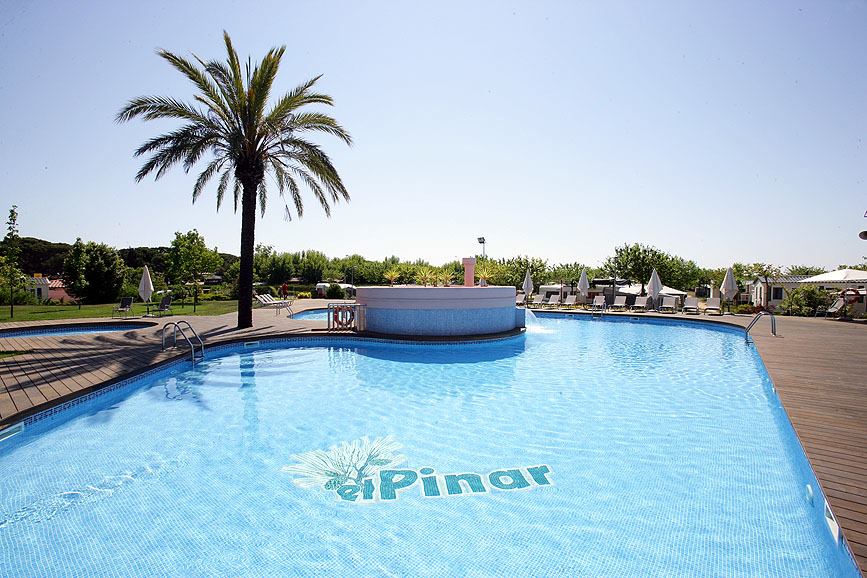 Camping El Pinar, a pie de playa, con vistas al Mediterráneo, piscinas Camping El Pinar, a pie de playa, con vistas al Mediterráneo, piscinas